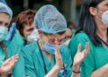 Enfermeras aplaudiendo durante la crisis sanitaria del coronavirus o Covid-19