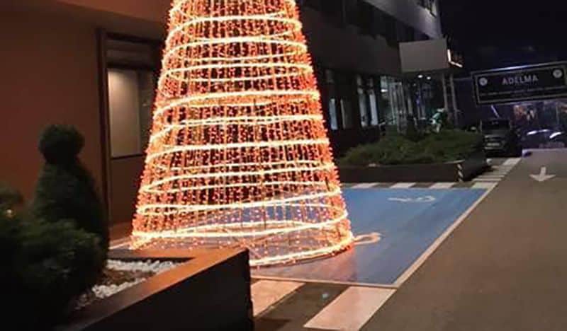 Comunicado del Hotel Restaurante Adelma sobre el árbol de Navidad en la plaza PMR