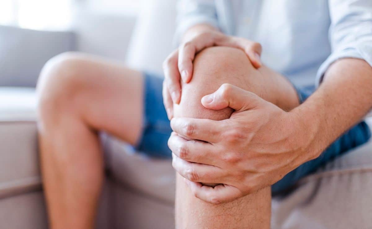 Persona con artritis se toca la rodilla, tras tener problemas en la articulación