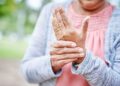 Persona con artritis se toca la mano