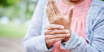 Persona con artritis se toca la mano
