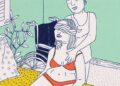 dos personas en la cama y una silla al fondo