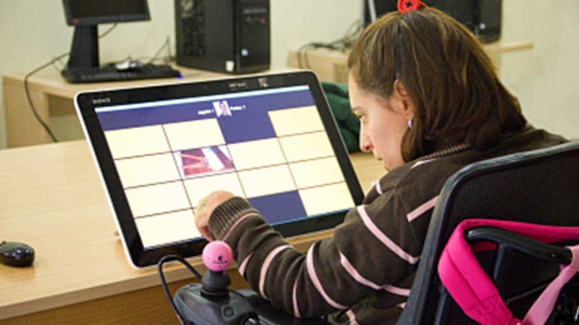 Persona con parálisis cerebral utilizando un ordenador
