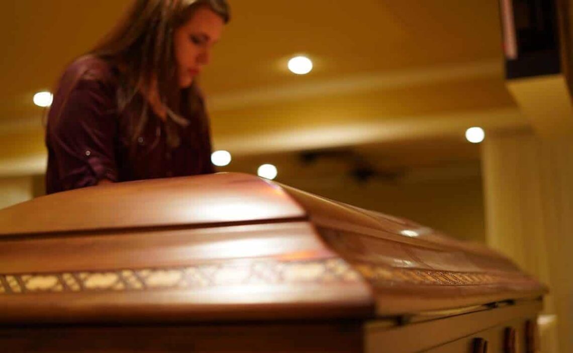 Ataúd en un tanatorio