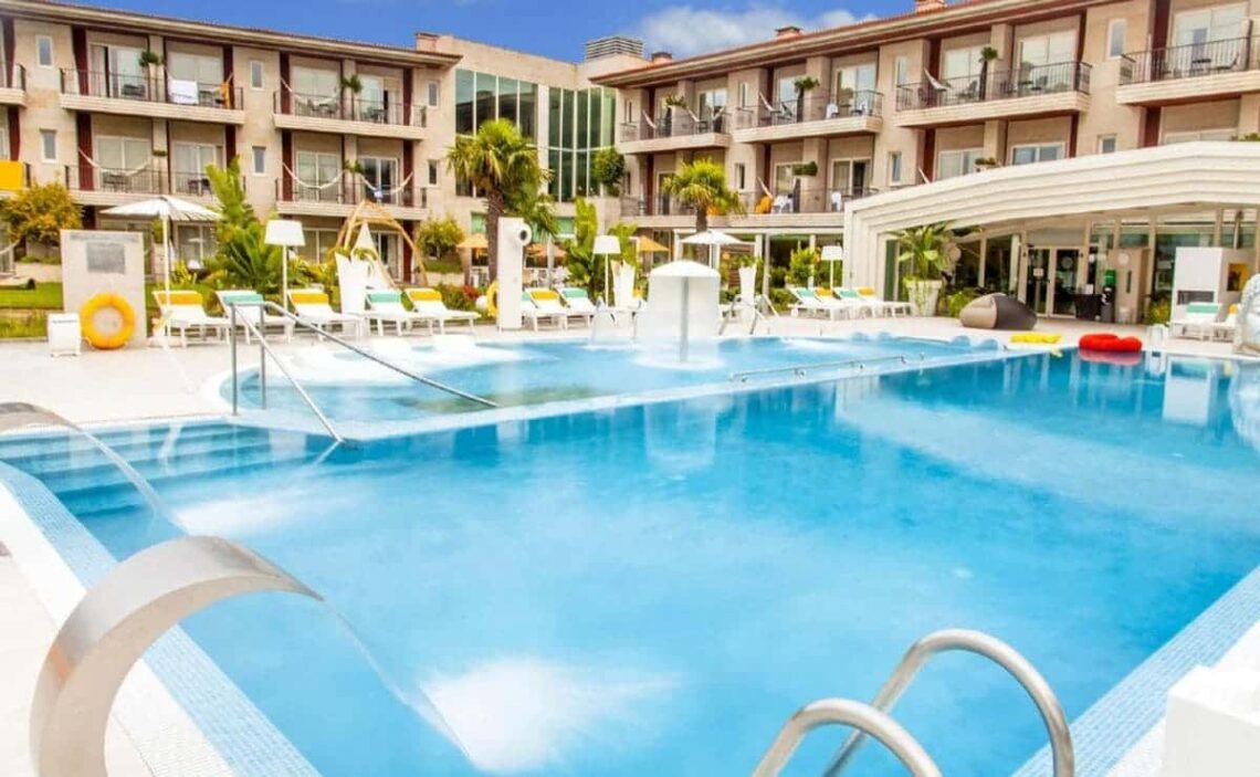 Piscina exterior del Augusta Spa Resort situado en Sanxexo que ofrece Viajes El Corte Inglés