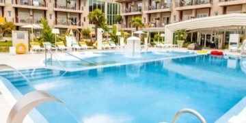 Piscina exterior del Augusta Spa Resort situado en Sanxexo que ofrece Viajes El Corte Inglés