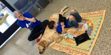 Niño con autismo junto a su nuevo compañero, un perro guía