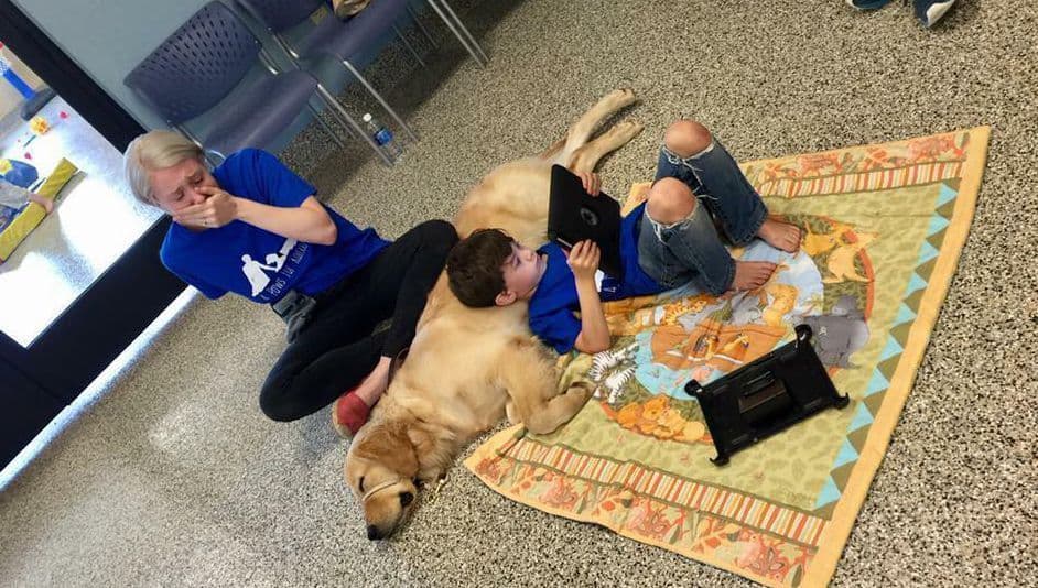 Niño con autismo junto a su nuevo compañero, un perro guía