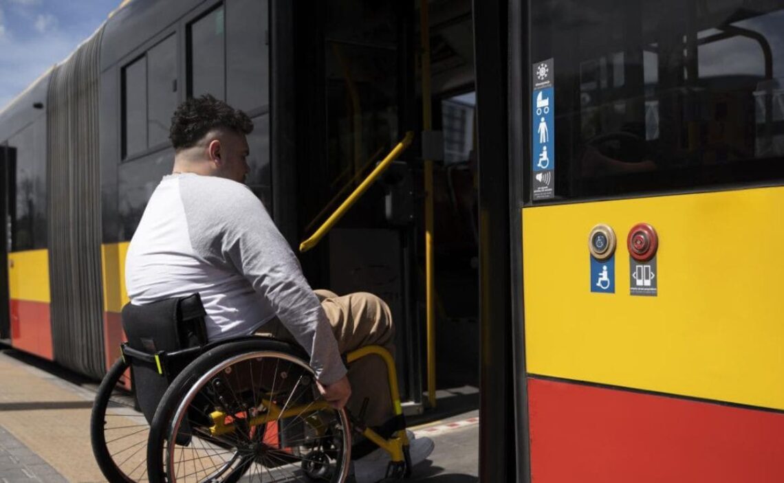 Persona con discapacidad subiendo al autobús