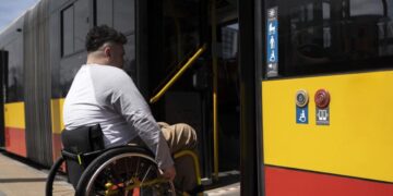 Persona con discapacidad subiendo al autobús