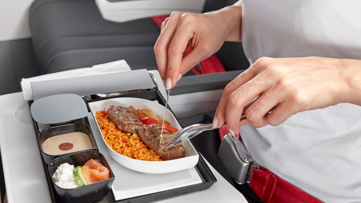 Mujer comiendo en un avión