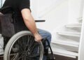 Silla de ruedas ante una escaleras