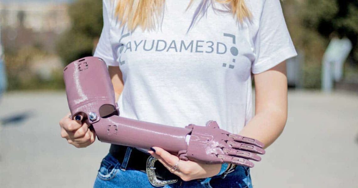 Estudiantes fabrican prótesis de brazos en 3D para personas sin recursos