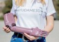 Estudiantes fabrican prótesis de brazos en 3D para personas sin recursos