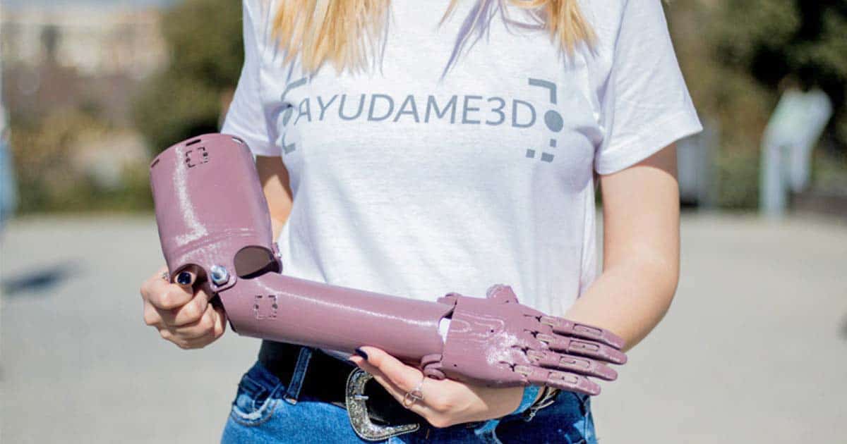 Estudiantes fabrican prótesis de brazos en 3D para personas sin recursos