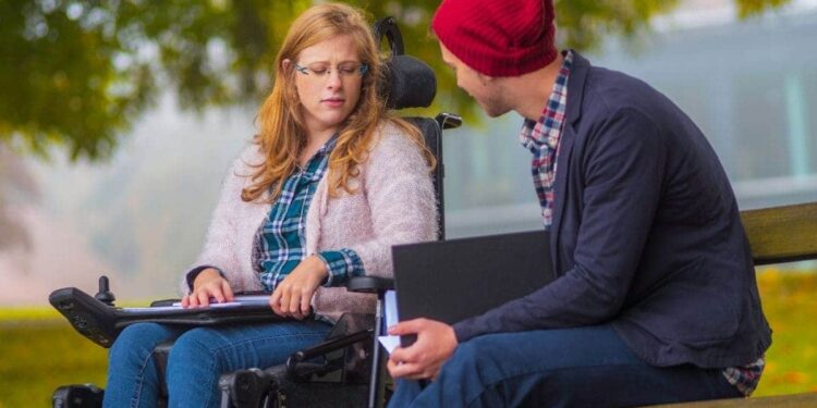 ayudas al estudio Reina Letizia para la inclusión estudiante discapacidad silla de ruedas