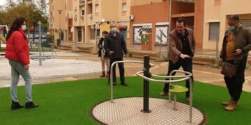 El Ayuntamiento de Sevilla construye una nueva área infantil adaptada en la calle Huerta de las Moreras de Parque Flores