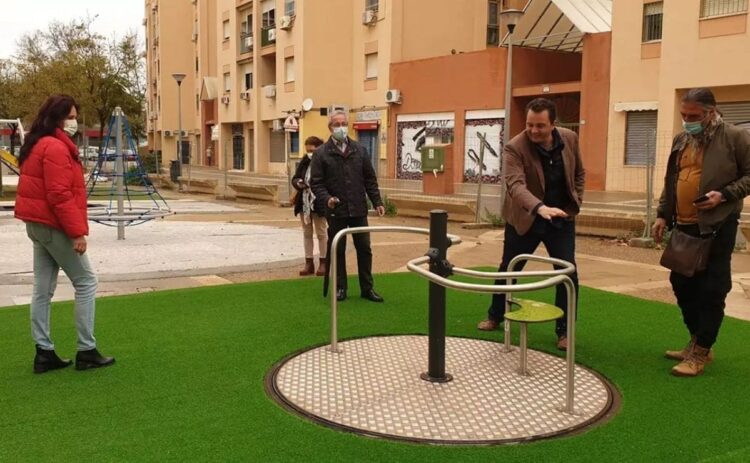 El Ayuntamiento de Sevilla construye una nueva área infantil adaptada en la calle Huerta de las Moreras de Parque Flores