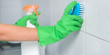 Limpieza del jabón en azulejos y mamparas