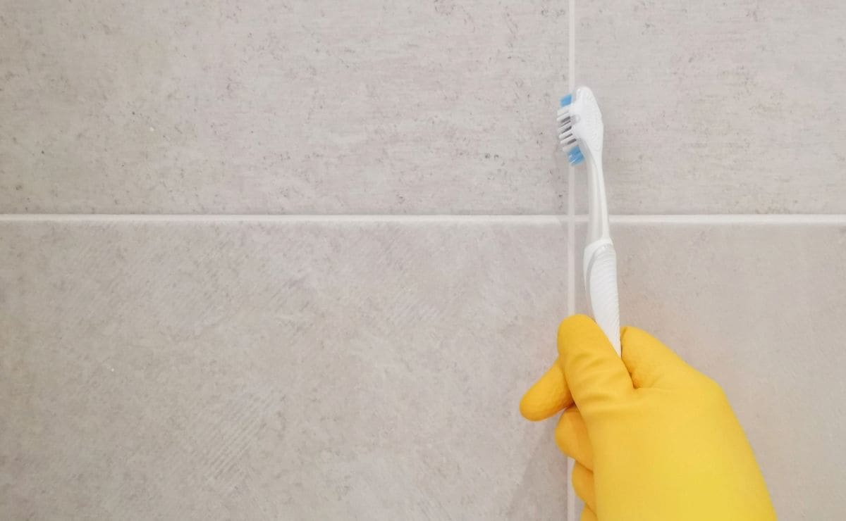 Cómo limpiar los azulejos del baño