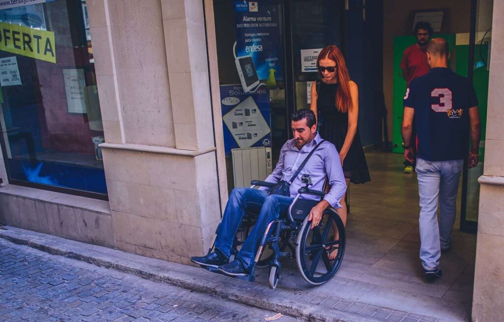 Cómo bajar o subir escalones en silla de ruedas con un asistente