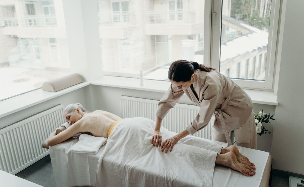Mujer en un balneario del IMSERSO (CANVA)