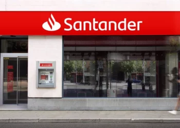 Banco Santander explica si cobra comisiones por retirar dinero en sus cajeros automáticos