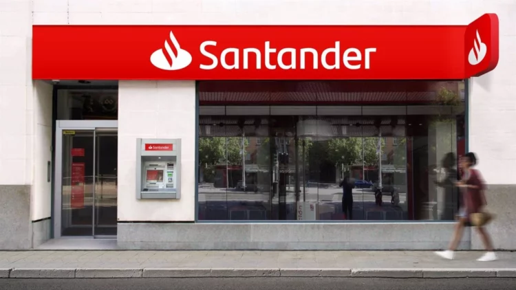Banco Santander explica si cobra comisiones por retirar dinero en sus cajeros automáticos