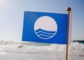 Bandera azul en las playas de Huelva, en Andalucía