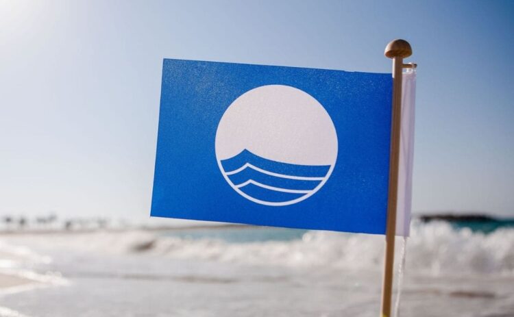 Bandera azul en las playas de Huelva, en Andalucía