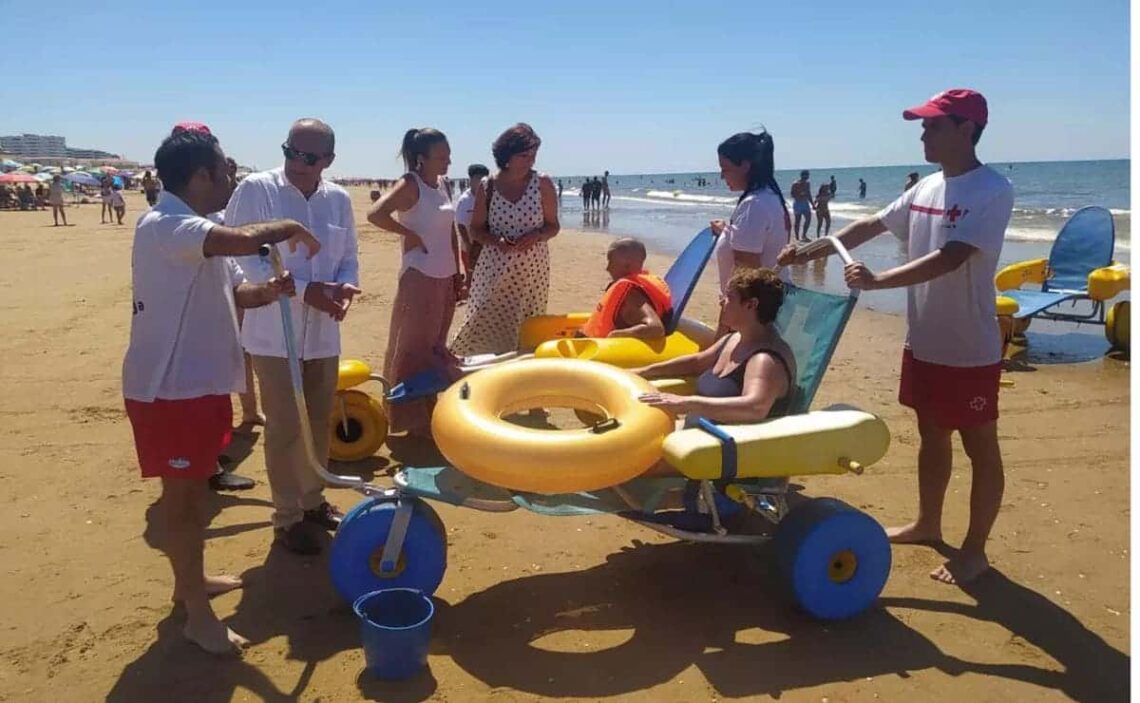Servicio 'Un baño sin barreras' que ofrece la Cruz Roja en las playas de Huelva