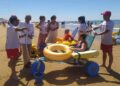 Servicio 'Un baño sin barreras' que ofrece la Cruz Roja en las playas de Huelva