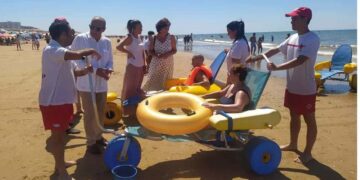 Servicio 'Un baño sin barreras' que ofrece la Cruz Roja en las playas de Huelva