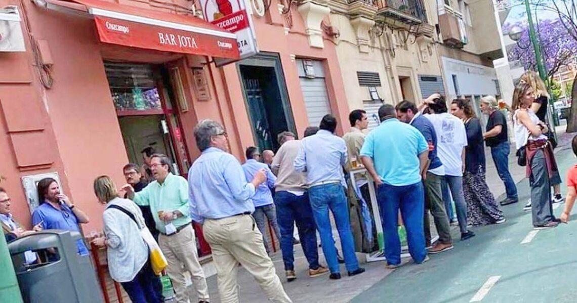 Bar lleno en la fase 1 de la desescalada