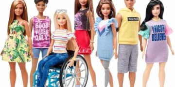 Barbie incluye en sus muñecas una silla de ruedas y prótesis
