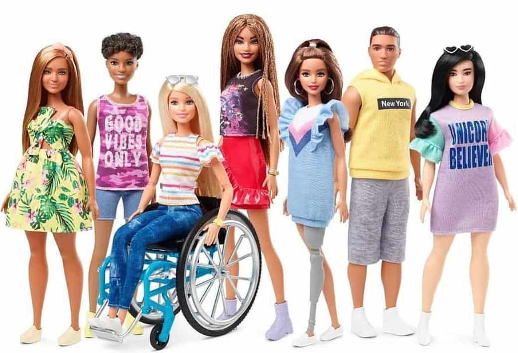 Barbie incluye en sus muñecas una silla de ruedas y prótesis