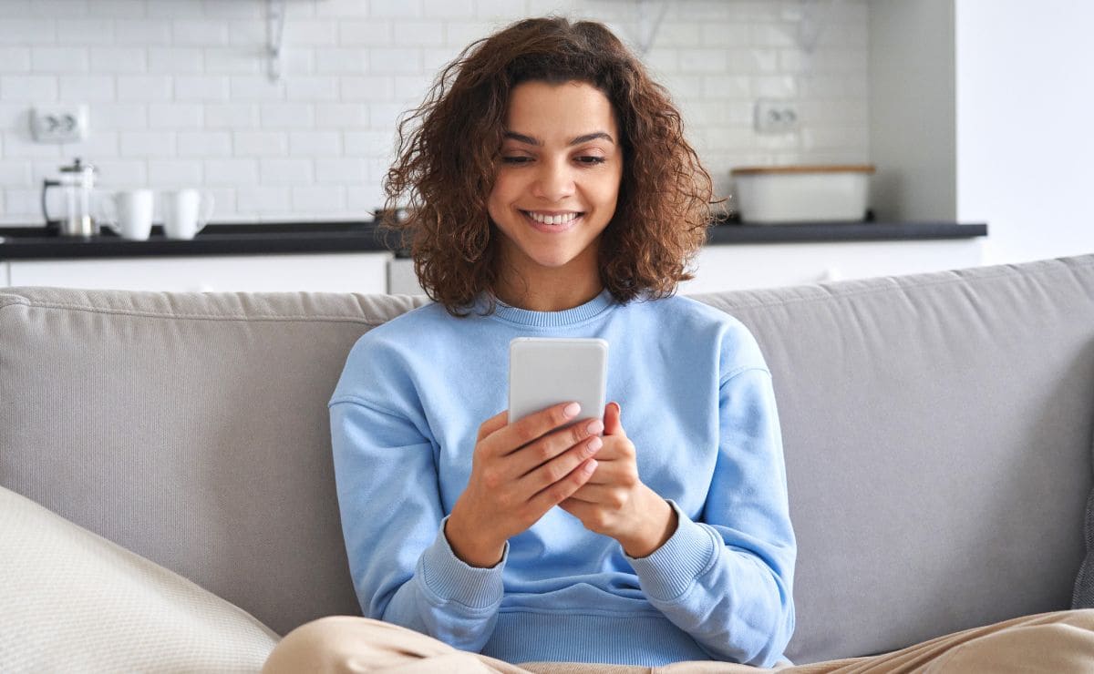 Mujer joven con el teléfono móvil en la mano