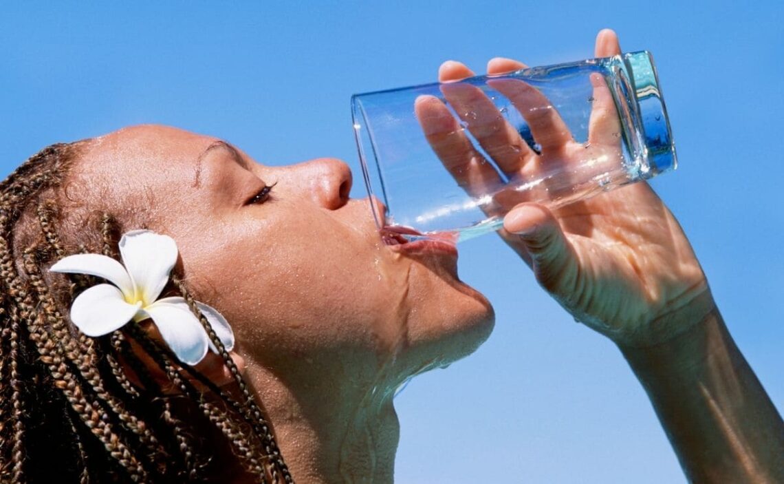 Beber agua es un buen hábito para bajar la glucosa