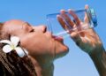 Beber agua es un buen hábito para bajar la glucosa