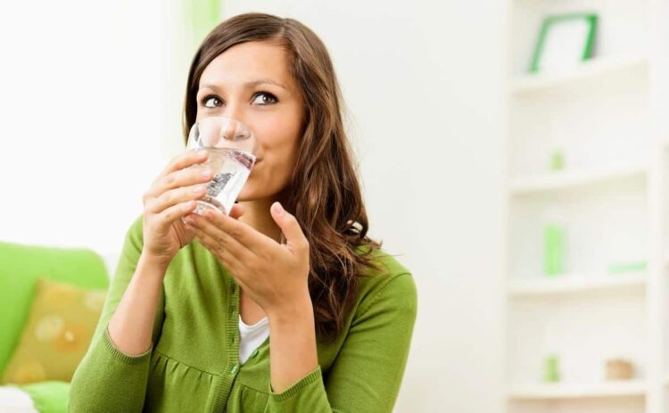 beber agua ayunas alimento liquido cuerpo organismo dieta