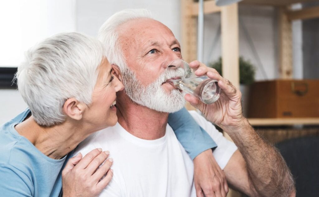 La OCU elige la mejor agua para beber a diario