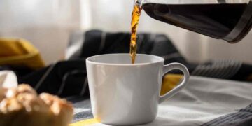 Este es el riesgo de beber café en ayunas, según los expertos