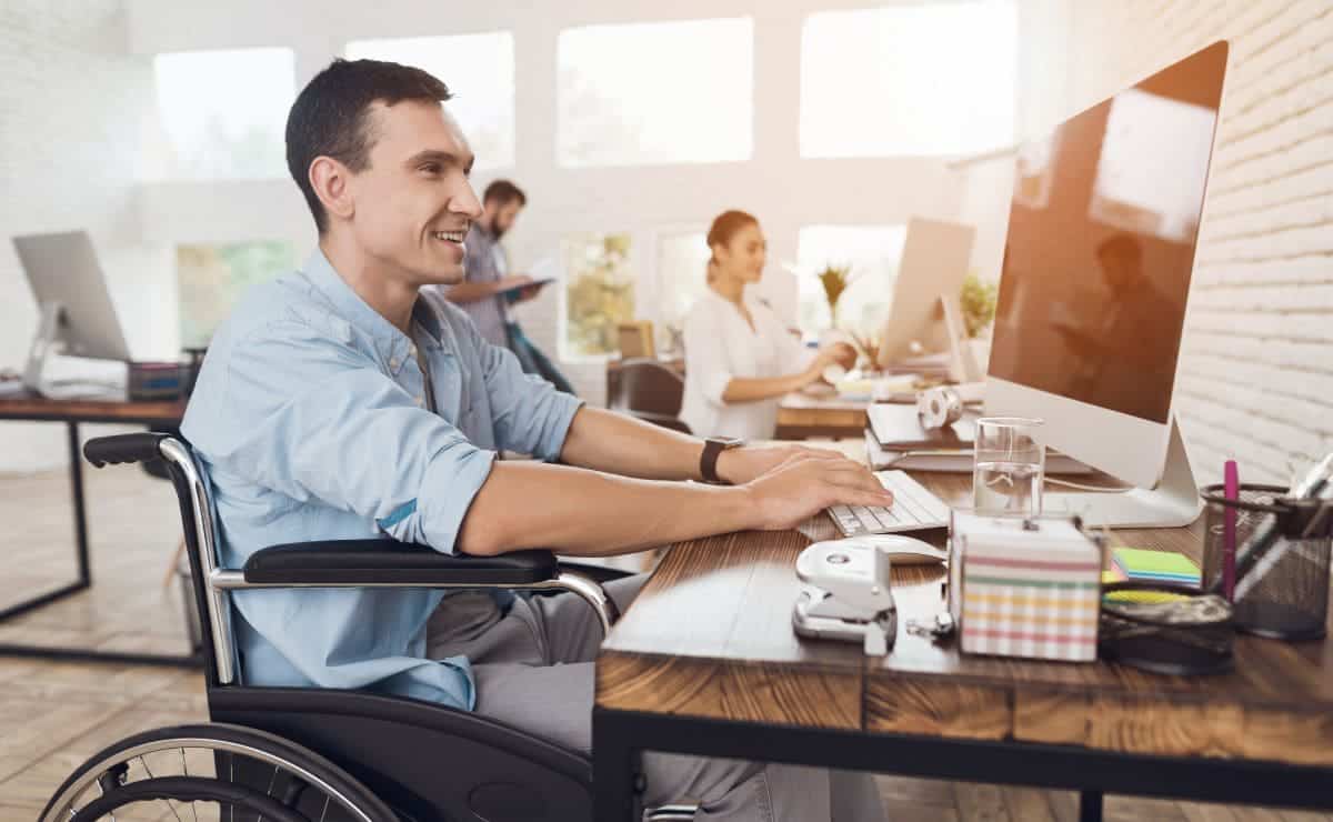 FOTO: Personas con discapacidad que disfruta de unas prácticas laborales