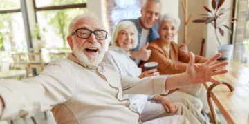 Las personas mayores de 65 años cuentan con beneficios y ayudas