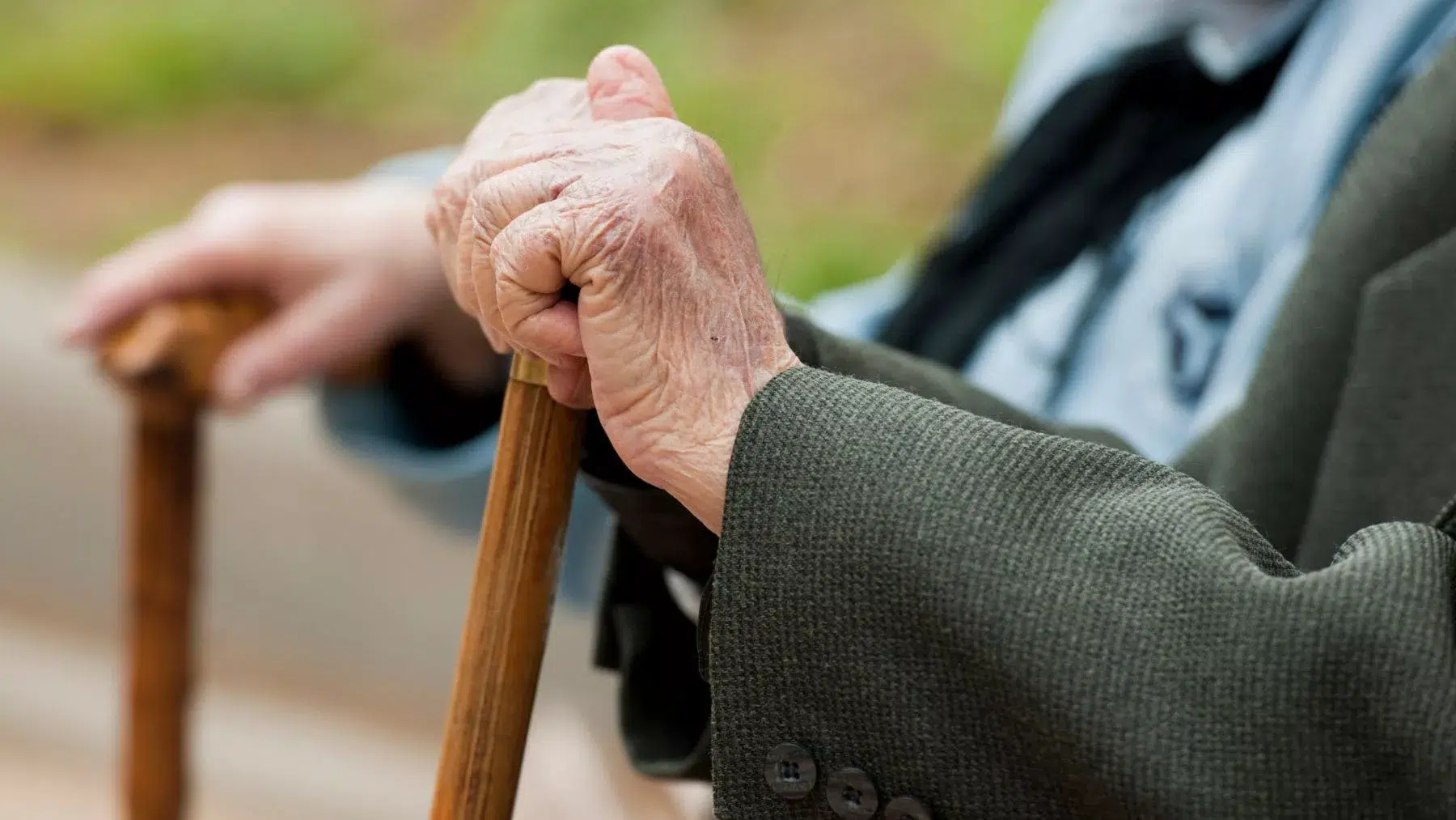 Las personas mayores de 65 años cuentan con beneficios y ayudas