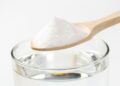 Cuchara de bicarbonato de sodio con agua