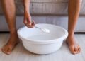 Cómo hacer paso a paso un baño de pies con bicarbonato