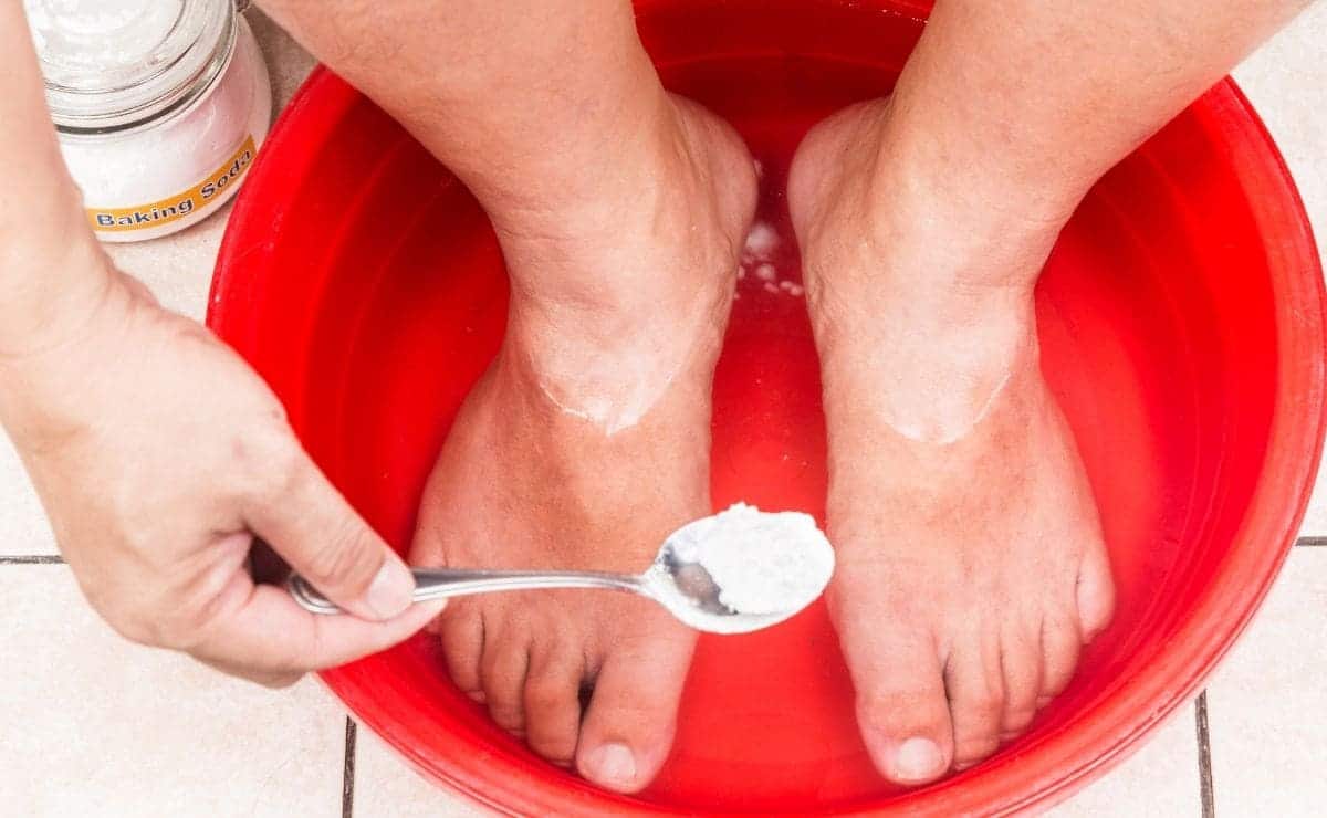 Cómo hacer paso a paso un baño de pies con bicarbonato