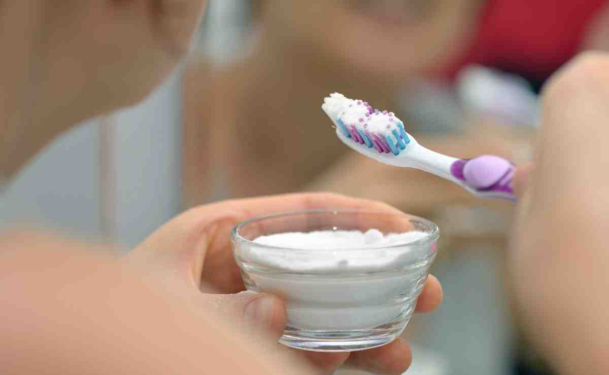 ¿Qué pasa si me lavo los dientes con bicarbonato?