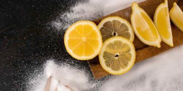 ¿Por qué el limón mezclado con este ingrediente mejora nuestro organismo?